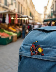 Pin Metálico Mushu Tocando el Gong