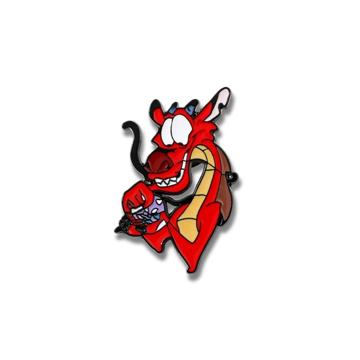 Pin Metálico Mushu con Cri Kee en la Mano