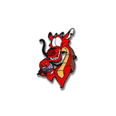 Pin Metálico Mushu con Cri Kee en la Mano