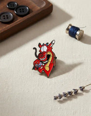 Pin Metálico Mushu con Cri Kee en la Mano