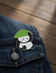 Pin Metálico Panda con Sombrero