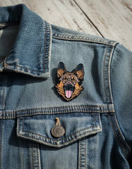 Pin Metálico Perrito Pastor Alemán Feliz