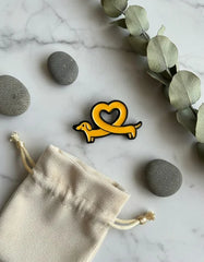 Pin Metálico Perrito Salchicha Corazón
