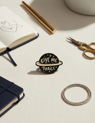 Pin Metálico Planeta Dame Espacio