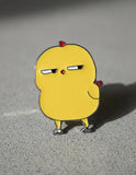 Pin Metálico Pollito Sospechoso
