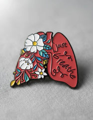 Pin Metálico Pulmón Just Breathe con Flores