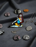 Pin Metálico Sally Cosiéndose