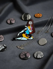 Pin Metálico Sally Cosiéndose