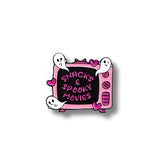 Pin Metálico Televisor Snacks y Pelis Tenebrosas