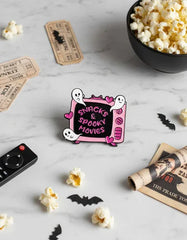 Pin Metálico Televisor Snacks y Pelis Tenebrosas