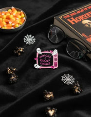 Pin Metálico Televisor Snacks y Pelis Tenebrosas