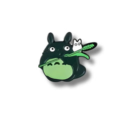 Pin Metálico Totoro con Hoja