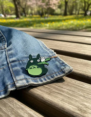 Pin Metálico Totoro con Hoja