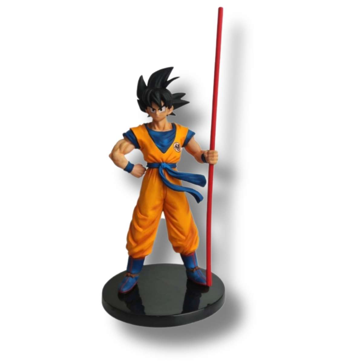 Figura Goku Báculo Rojo 25 CM Sobre Base