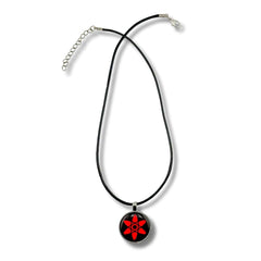 Collar Mangekyo Sharingan Sasuke Fondo Negro