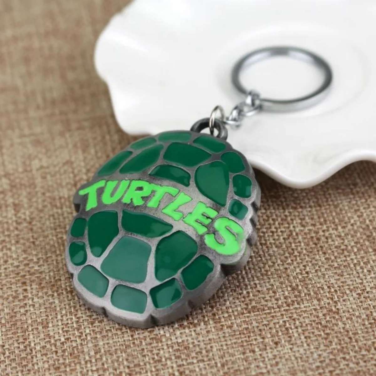 Llavero Metálico Tortugas Ninja sobre mesa