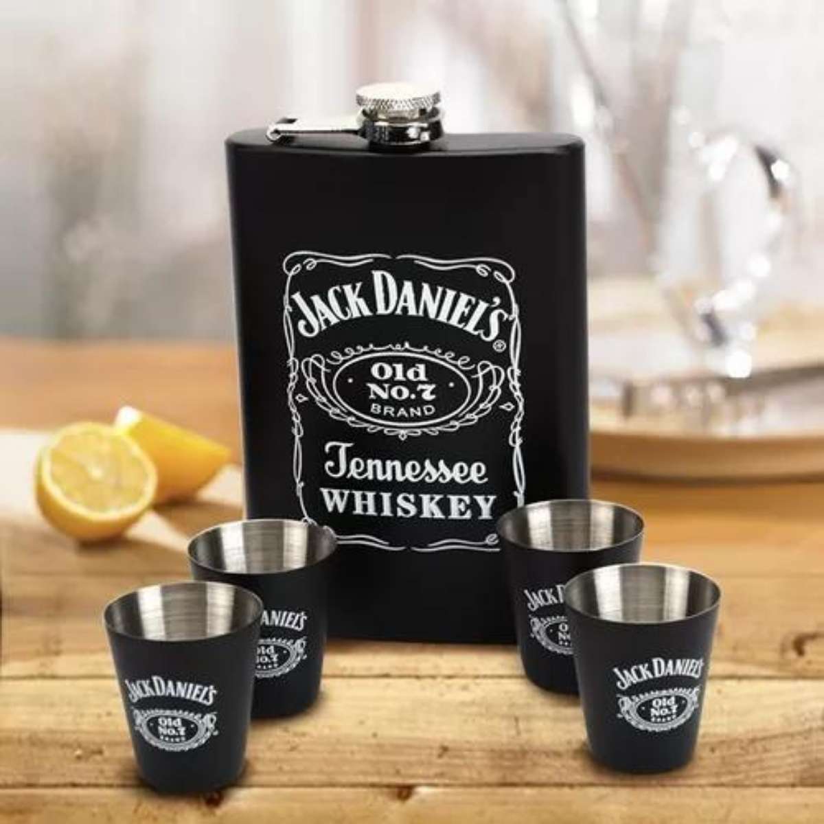 Whiskera + 4 Copas Jack Daniels Sobre mesa