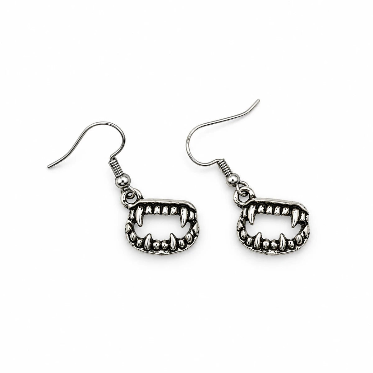 Aretes Metálicos Colmillos de Vampiro