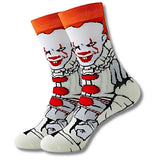 Calcetines largos con diseño de Pennywise en colores blanco, rojo y naranja – inspirado en IT