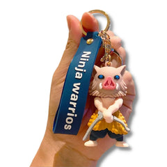 Llavero o Colgante Mochila Cute Inosuke Hashibira Exhibido en una mano