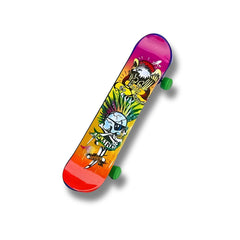 Mini patineta con calaveras del Caribe en fondo degradado multicolor