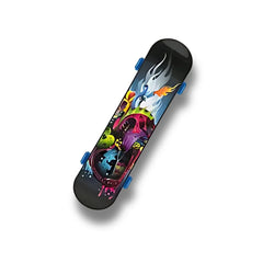 Mini patineta con diseño Furia Cósmica en tonos oscuros con criaturas y fuego