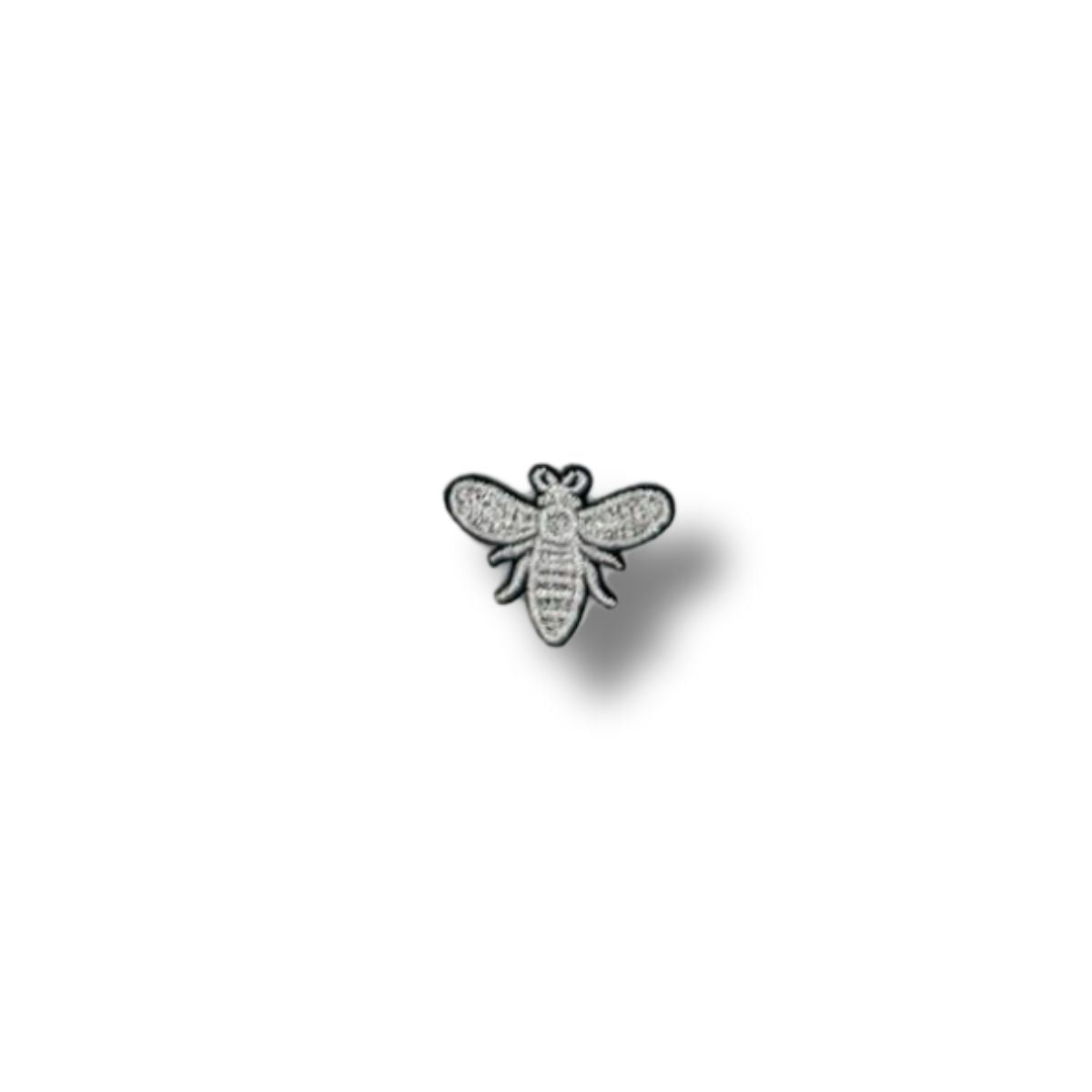 Parche bordado de abeja gris con detalles bordados finos.