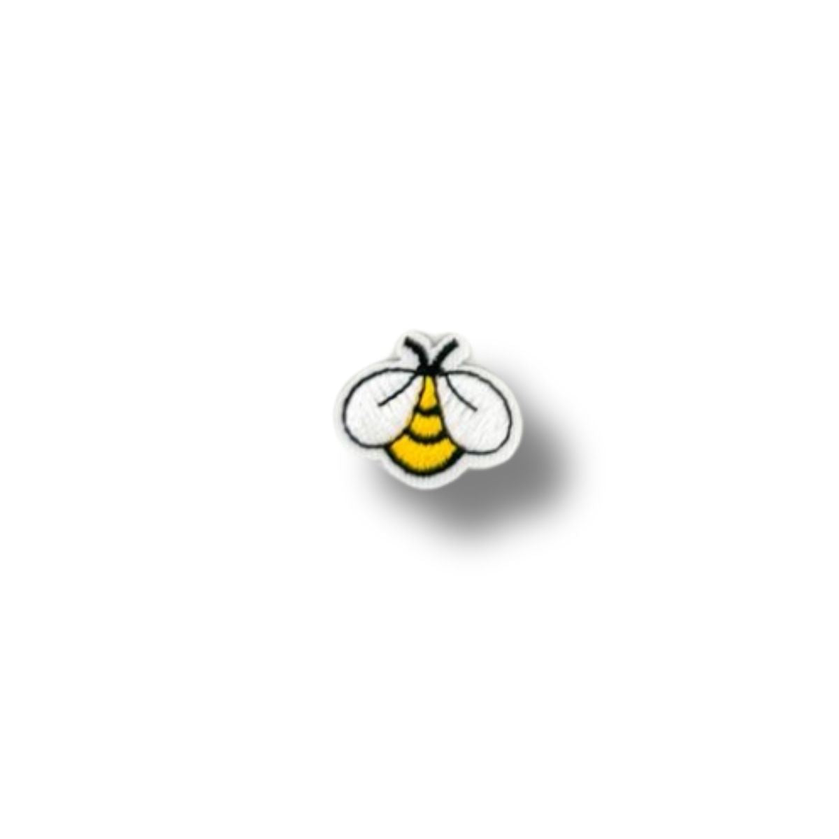 Parche bordado de abeja pequeña con alas blancas y cuerpo amarillo.