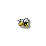 Parche bordado de abeja caricaturesca con antenas rojas y alas grandes.