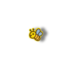 Parche bordado de abeja kawaii con alas celestes y contorno amarillo.