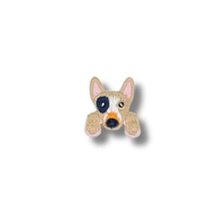 Parche bordado de Bull Terrier beige con una mancha negra en el ojo y hocico naranja.