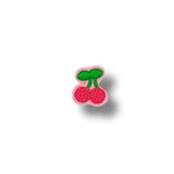 Parche bordado de cerezas rosadas con borde rosa y hojas verdes, estilo kawaii.