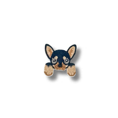 Parche bordado de perrito chihuahua de pelaje negro y beige con orejas grandes.