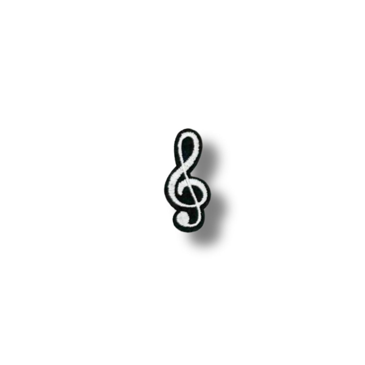 Parche bordado de clave de sol en blanco y negro, símbolo musical clásico.