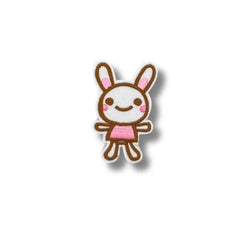 Parche bordado de una conejita sonriente con vestido rosa, estilo kawaii y orejas levantadas.