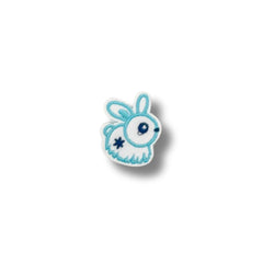 Parche bordado de un conejito azul claro con detalles oscuros y estrella decorativa en su cuerpo.