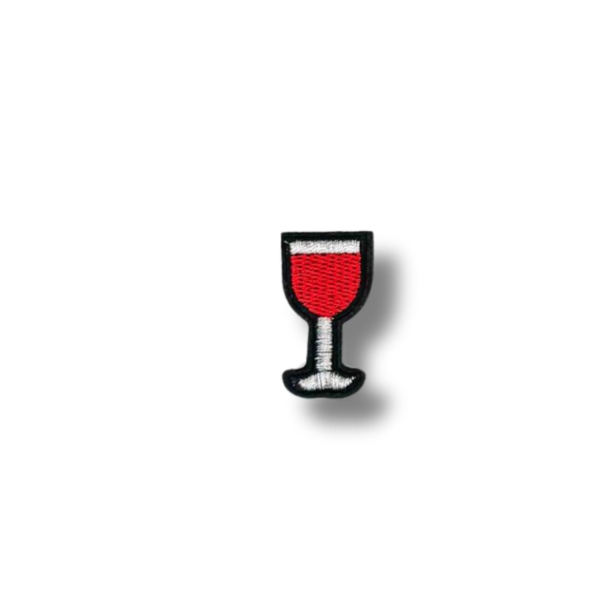 Parche bordado de copa de vino con líquido rojo y borde negro.