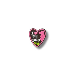 Parche bordado en forma de corazón con la frase "I love my dog" y silueta rosa de perro.