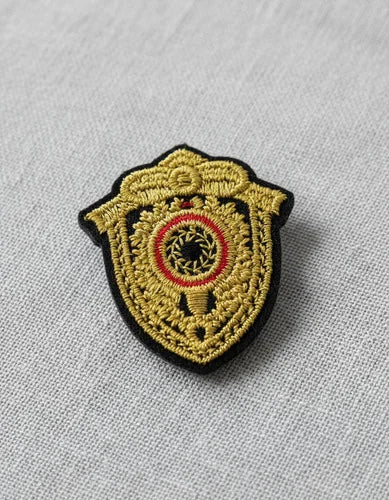 Parche Camiseta Escudo Dorado Elegante