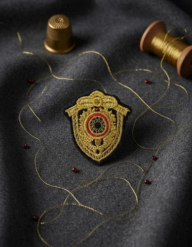 Parche Camiseta Escudo Dorado Elegante