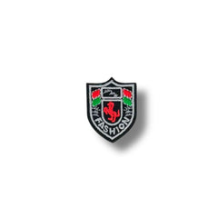 Escudo bordado con la palabra “FASHION” y diseño ecuestre con detalles en rojo, verde y blanco.