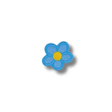 Flor azul de cinco pétalos con centro amarillo, estilo simple y dulce.