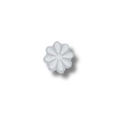 Flor blanca bordada con forma de margarita y fondo liso.