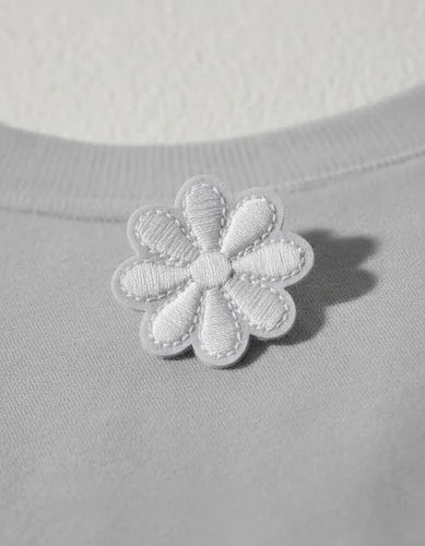 Parche Camiseta Flor Blanca Neutra