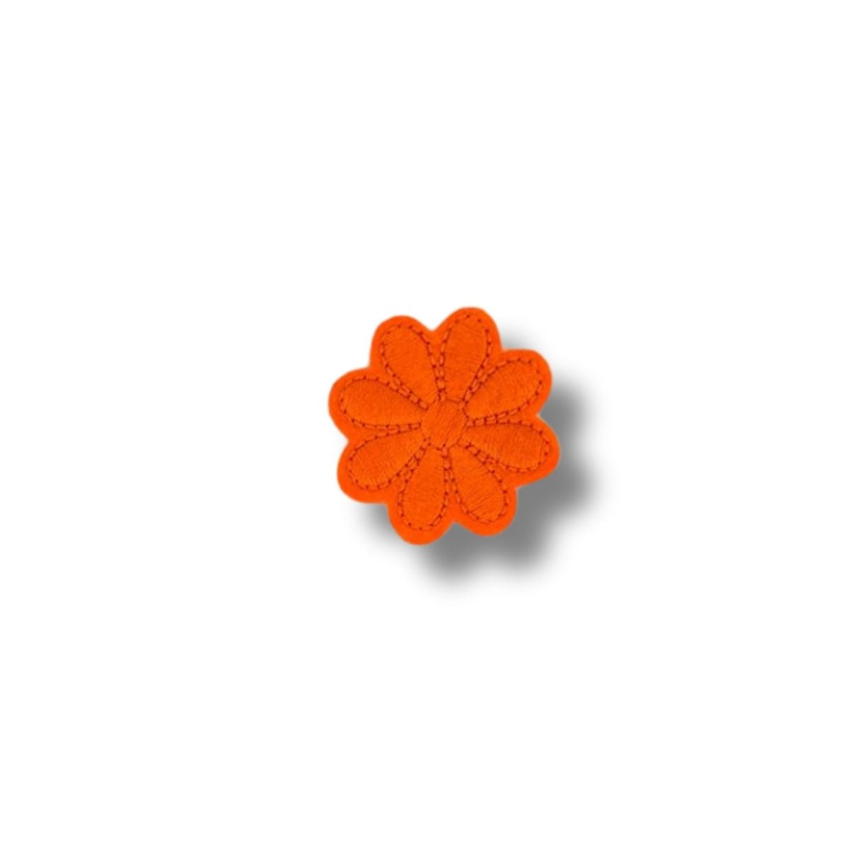 Flor naranja vibrante con ocho pétalos redondeados y costuras visibles.
