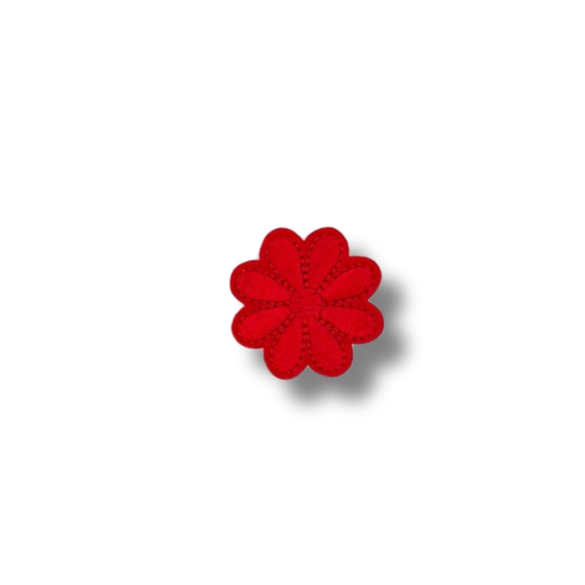 Flor bordada rojo intenso de ocho pétalos con contorno definido.