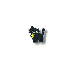 Parche de cuerpo completo de un gatito negro con ojos expresivos y un pañuelo amarillo, bordado en estilo lúdico.
