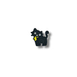 Parche de cuerpo completo de un gatito negro con ojos expresivos y un pañuelo amarillo, bordado en estilo lúdico.