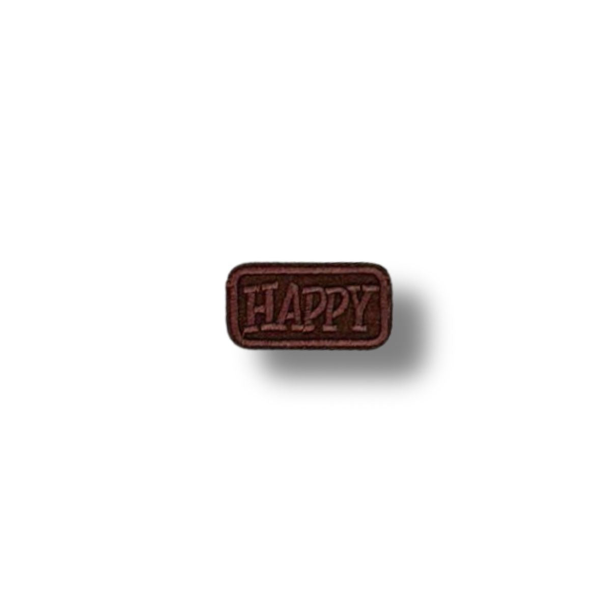 Parche bordado rectangular en color marrón oscuro con la palabra "HAPPY" centrada en letras mayúsculas.