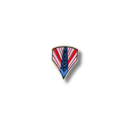 Parche bordado en forma de insignia con diseño de flecha invertida en tonos rosados, rojos y azules sobre fondo blanco.
